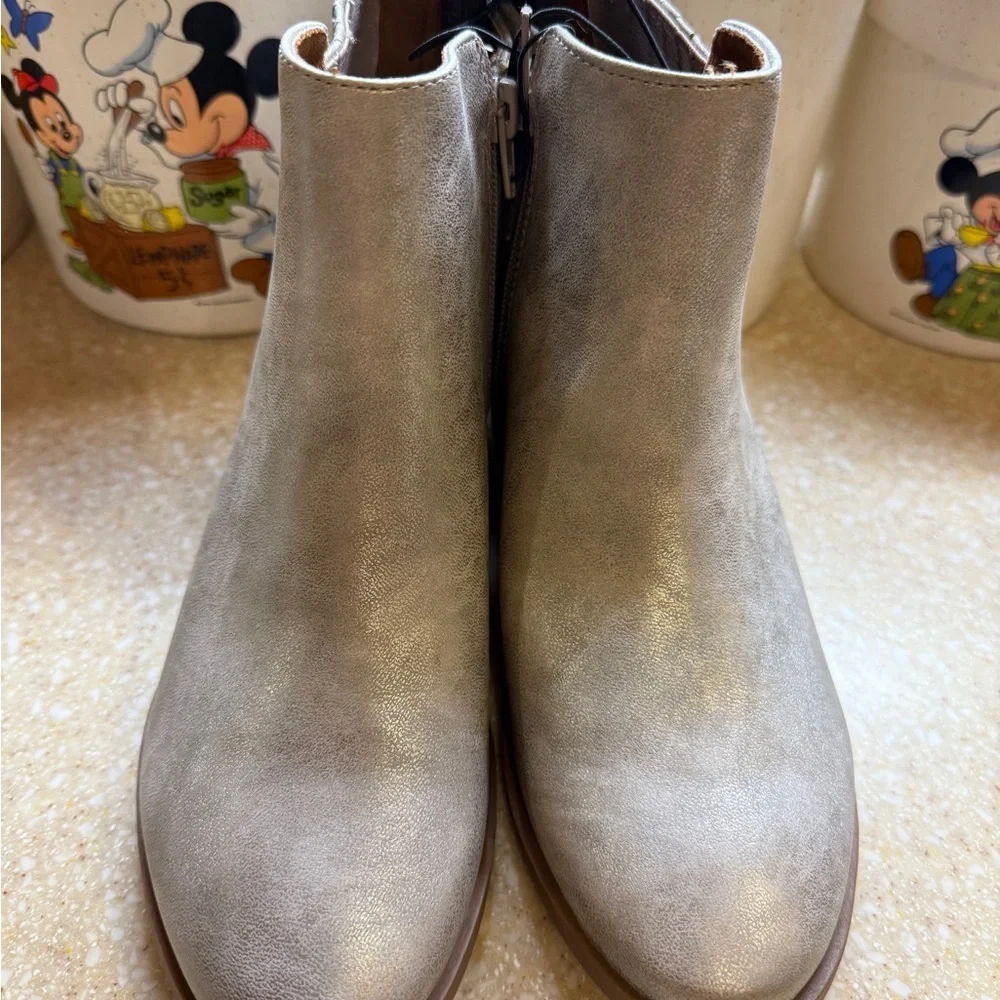 Youth Sz 5 Ankle Boots Side Zip Silver Toupee Shoes Wonder Nation Brand New